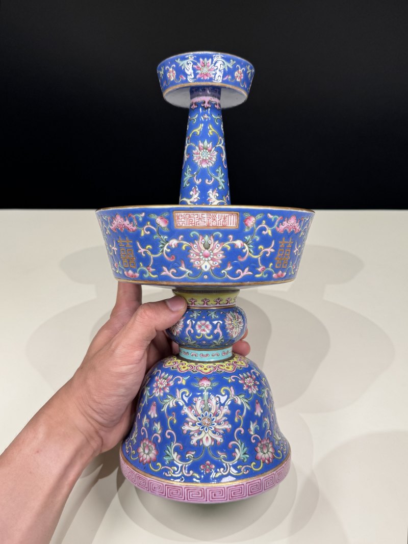 清道光 蓝地粉彩缠枝莲托双喜烛台一对 - 图5