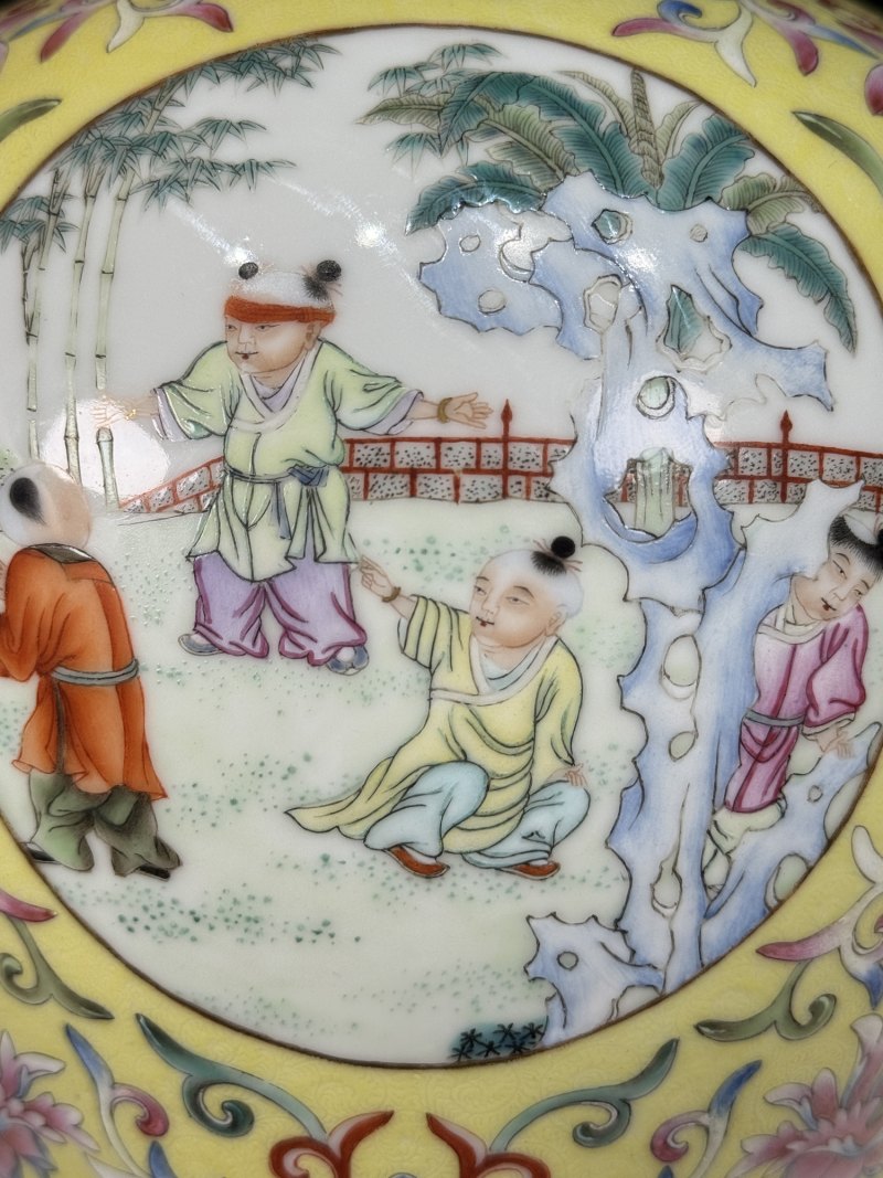 民国 黄地粉彩开光婴戏图盖罐 - 图12