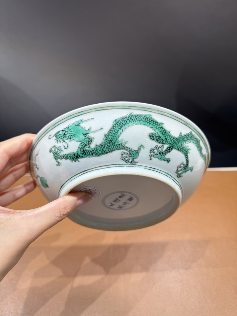 清康熙 暗刻海水绿彩龙纹盘 - 图7