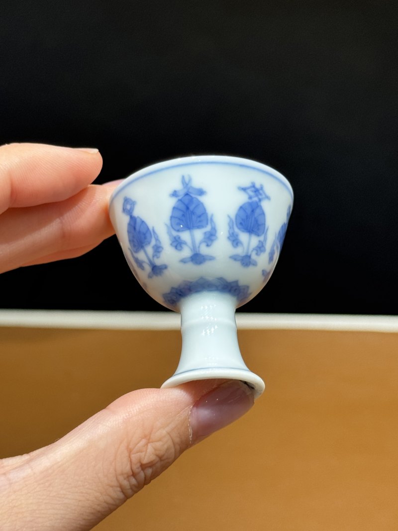清雍正 仿成化青花莲托八吉祥小高足杯 - 图6