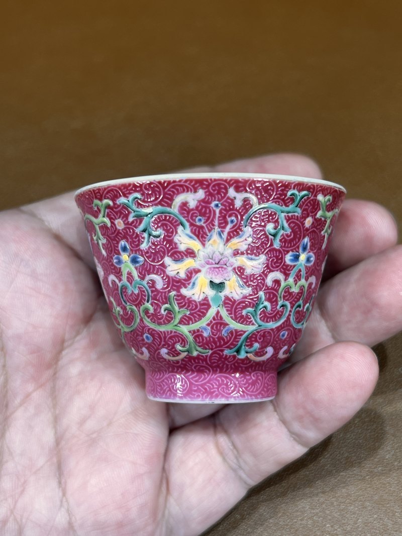 清乾隆 胭脂红地轧道洋彩缠枝宝相花纹杯及杯托（一套） - 图8