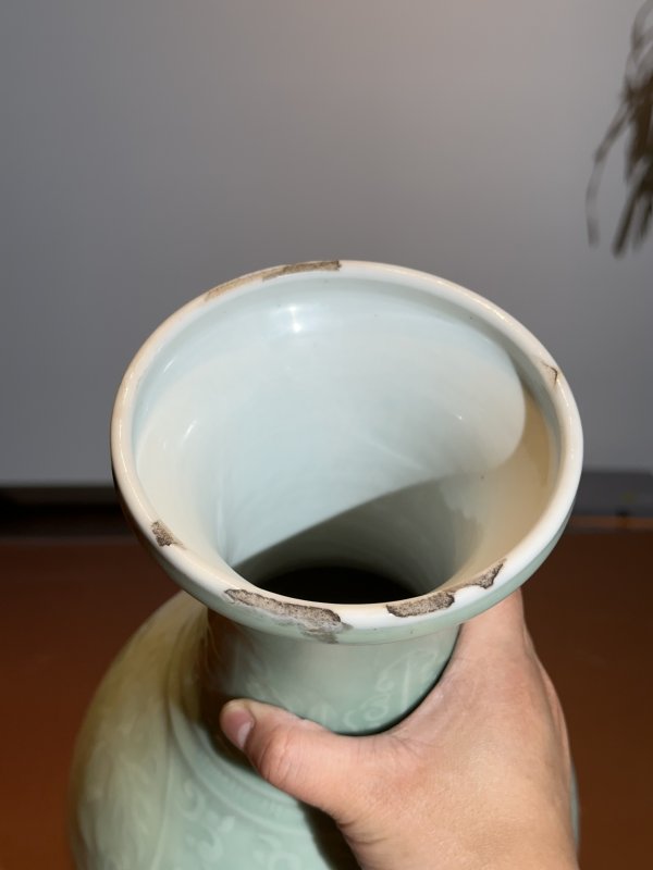 清康熙 青釉暗刻西番莲纹瓶 - 图6