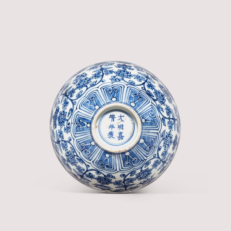 明嘉靖 青花纏枝蓮托八吉祥紋盌 雙圈六字楷書款  JIAJING SIX-CHARACTER MARK IN UNDERGLAZE BLUE WITHIN A DOUBLE CIRCLE AND OF THE PERIOD (1522-1566) - 图2