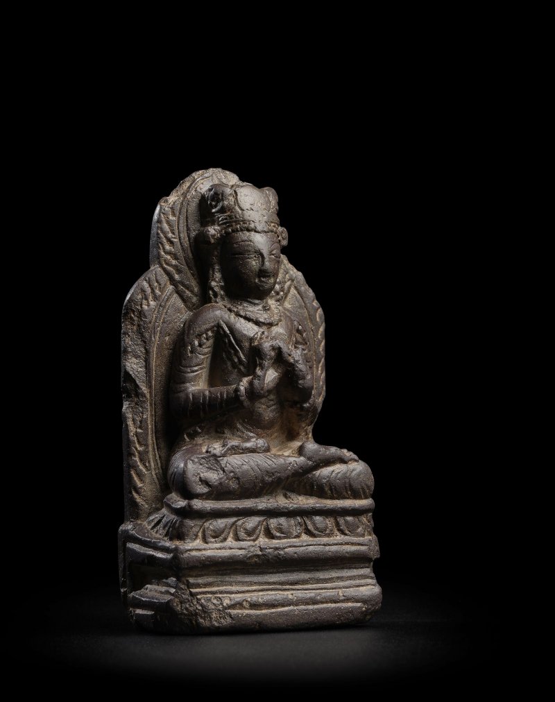 克什米爾 八世紀 寶冠佛黑石像 | A BLACK CHLORITE SHRINE TO CROWNED BUDDHA - 图1