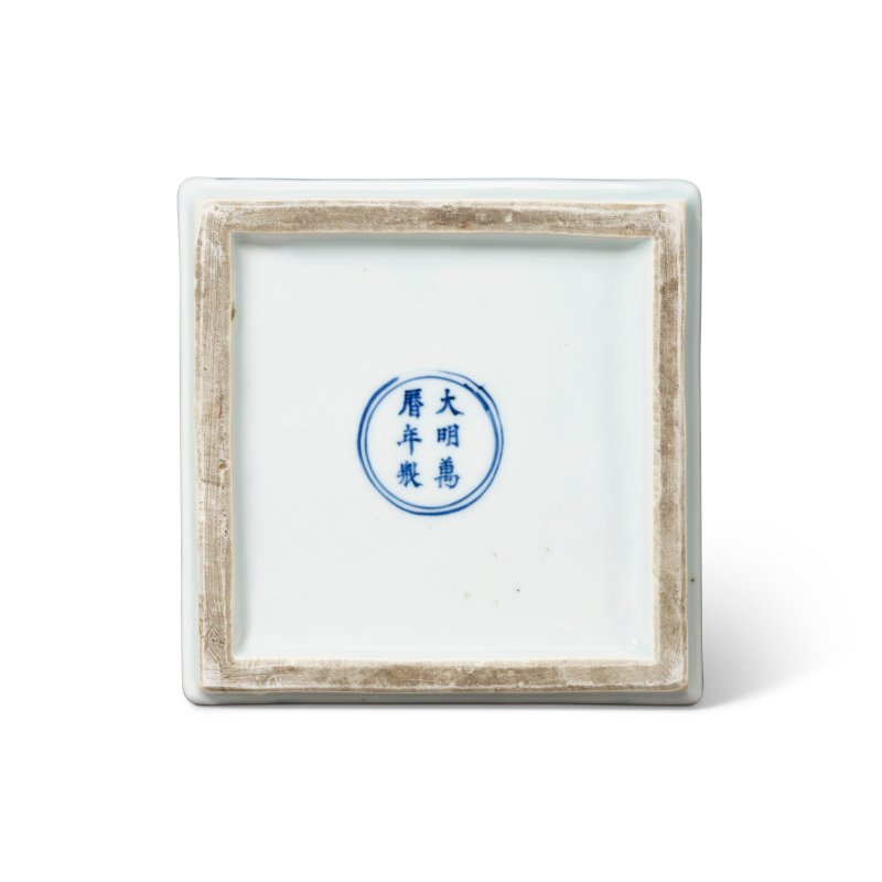 明萬曆 青花雲龍戲珠紋方盒 雙圈六字楷書款  WANLI SIX-CHARACTER MARK IN UNDERGLAZE BLUE WITHIN A DOUBLE CIRCLE AND OF THE PERIOD (1573-1620) - 图2