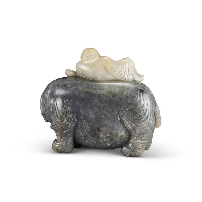清十八/十九世紀 墨白玉巧雕迦理迦尊者擺件  QING DYNASTY, 18TH-19TH CENTURY - 图2