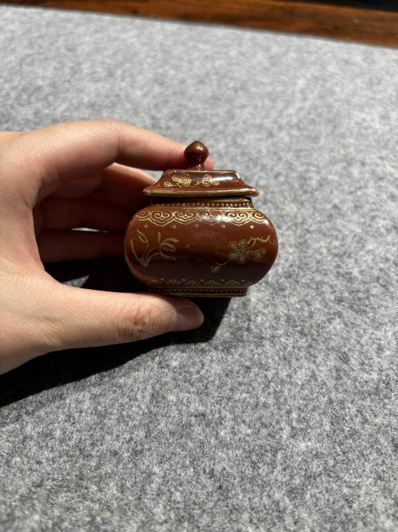   清乾隆 紫金地描金花卉纹带盖水丞 - 图2