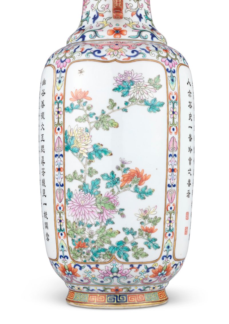 清乾隆 青花粉彩描金模印開光御題詩梅菊紋雙龍耳瓶 六字篆書款  QIANLONG SIX-CHARACTER SEAL MARK IN UNDERGLAZE BLUE AND OF THE PERIOD (1736-1795) - 图3