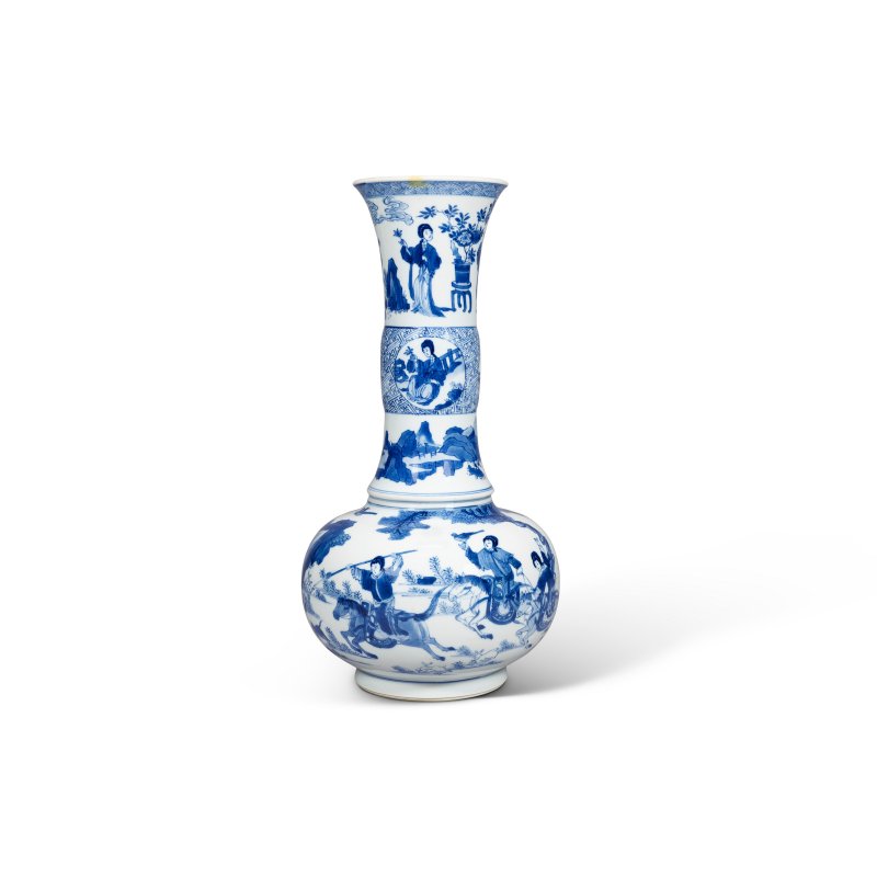清康熙 青花仕女遊獵圖長頸瓶 雙圈三行六字楷書款  KANGXI SIX-CHARACTER MARK IN UNDERGLAZE BLUE WITHIN A DOUBLE CIRCLE AND OF THE PERIOD (1662-1722) - 图2