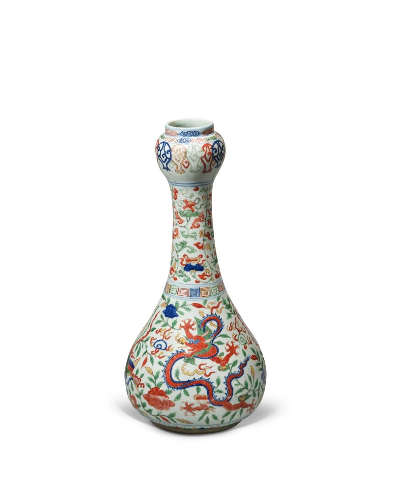明萬曆　五彩穿花龍鳳紋蒜頭瓶 | A RARE WUCAI 'DRAGON AND PHOENIX' GARLIC-HEAD VASE - 图2