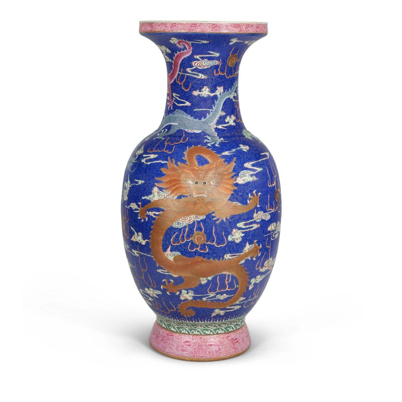 晚清/民國　藍地粉彩軋道雲龍紋瓶 | A LARGE BLUE-GROUND SGRAFFIATO FAMILLE ROSE 'DRAGON' VASE - 图1