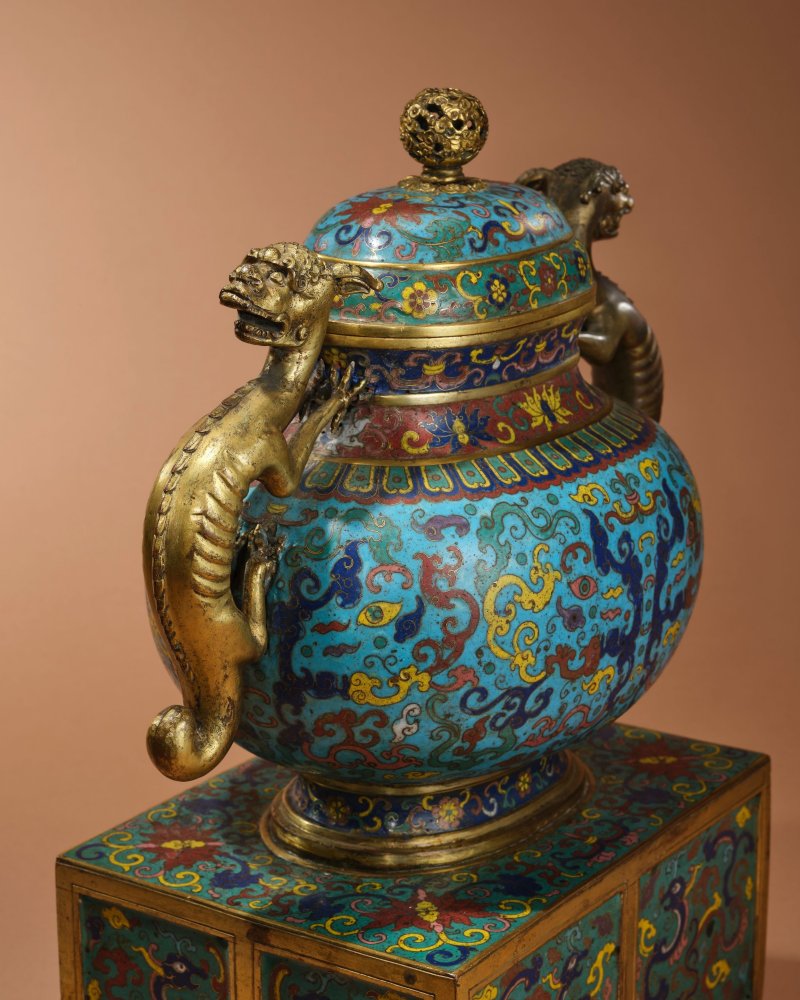 清乾隆　掐絲琺瑯仿古饕餮紋簋式蓋爐連座 | A VERY RARE CLOISONNÉ ENAMEL ARCHAISTIC VESSEL ON STAND AND COVER, GUI - 图3
