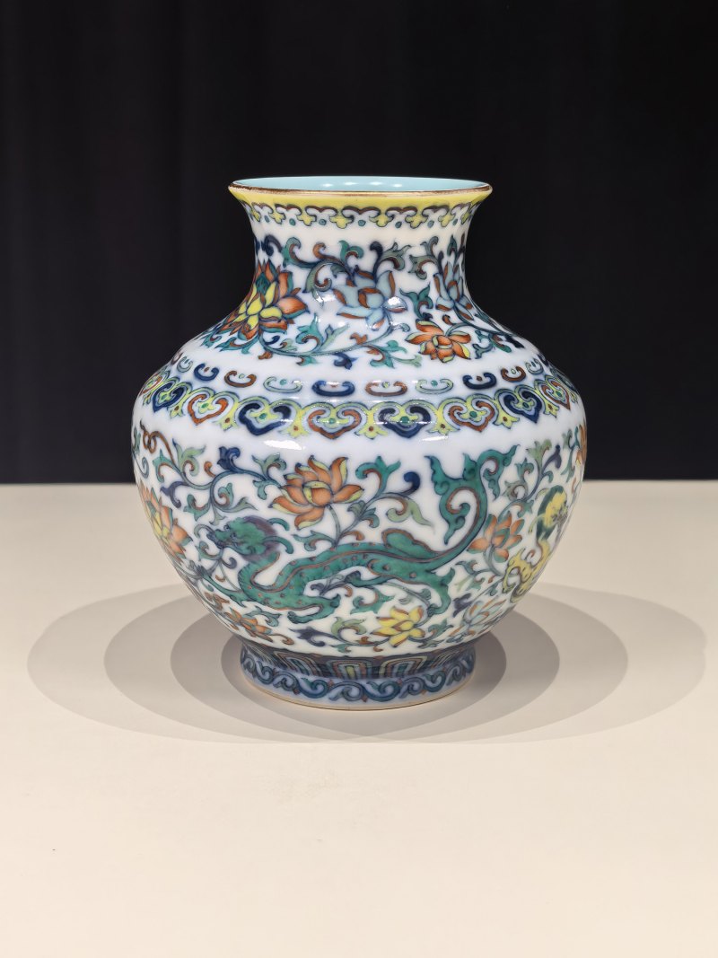 清乾隆 斗彩穿花龙纹小尊 - 图2