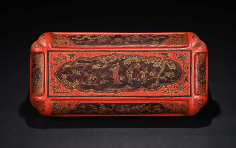 明萬曆　戧金填漆高士賞遊圖倭角長方蓋盒 | A 'QIANGJIN' AND 'TIANQI' LACQUER RECTANGULAR BOX AND COVER - 图2