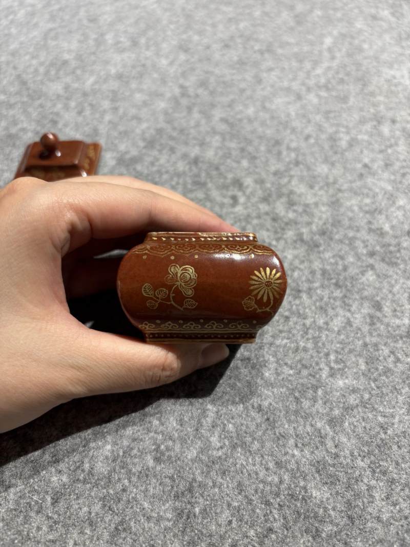    清乾隆 紫金地描金花卉纹带盖水丞 - 图5