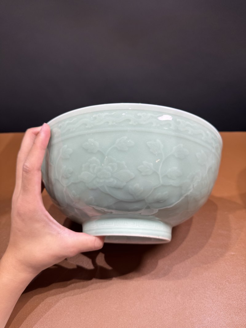 清乾隆 粉青釉暗刻缠枝牡丹纹大碗 - 图6
