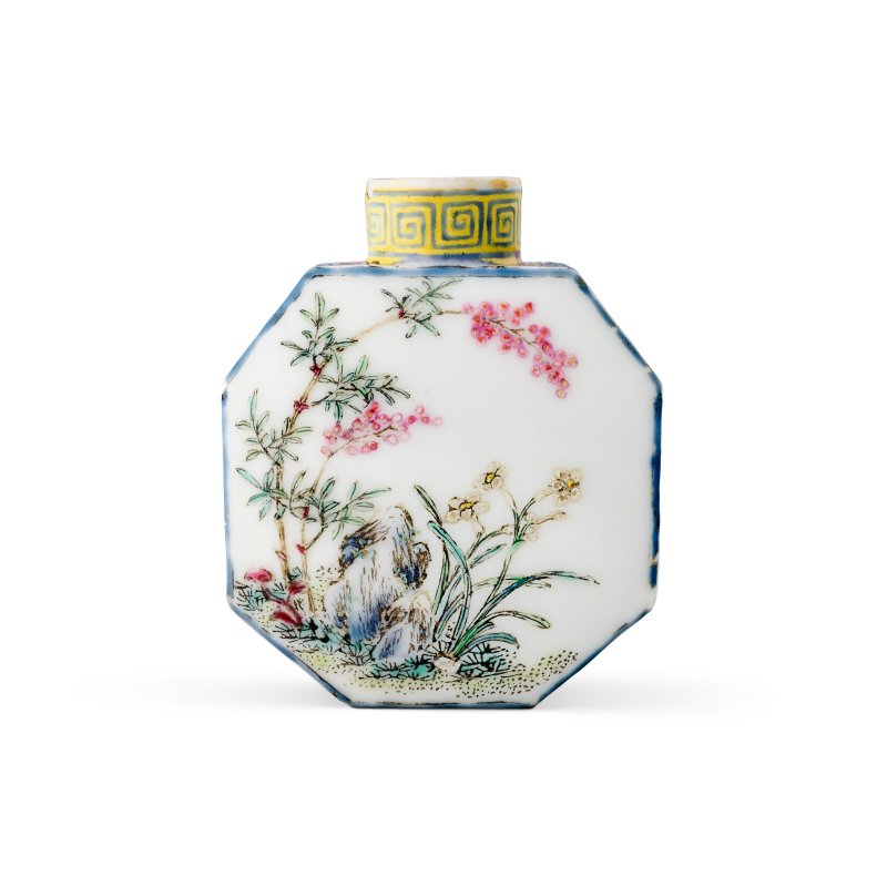 清雍正 御製瓷胎畫琺瑯喜鵲牡丹皮球花紋八方鼻煙壺 胭脂紅料「雍正年製」楷書款  BEIJING PALACE WORKSHOPS, YONGZHENG FOUR-CHARACTER MARK IN PINK ENAMEL AND OF THE PERIOD (1723-1735) - 图2