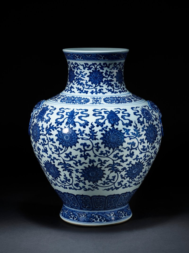 清乾隆 青花蕃蓮托八吉祥紋鋪首銜環耳大壺 六字篆書款  QIANLONG SIX-CHARACTER SEAL MARK IN UNDERGLAZE BLUE AND OF THE PERIOD (1736-1795) - 图3