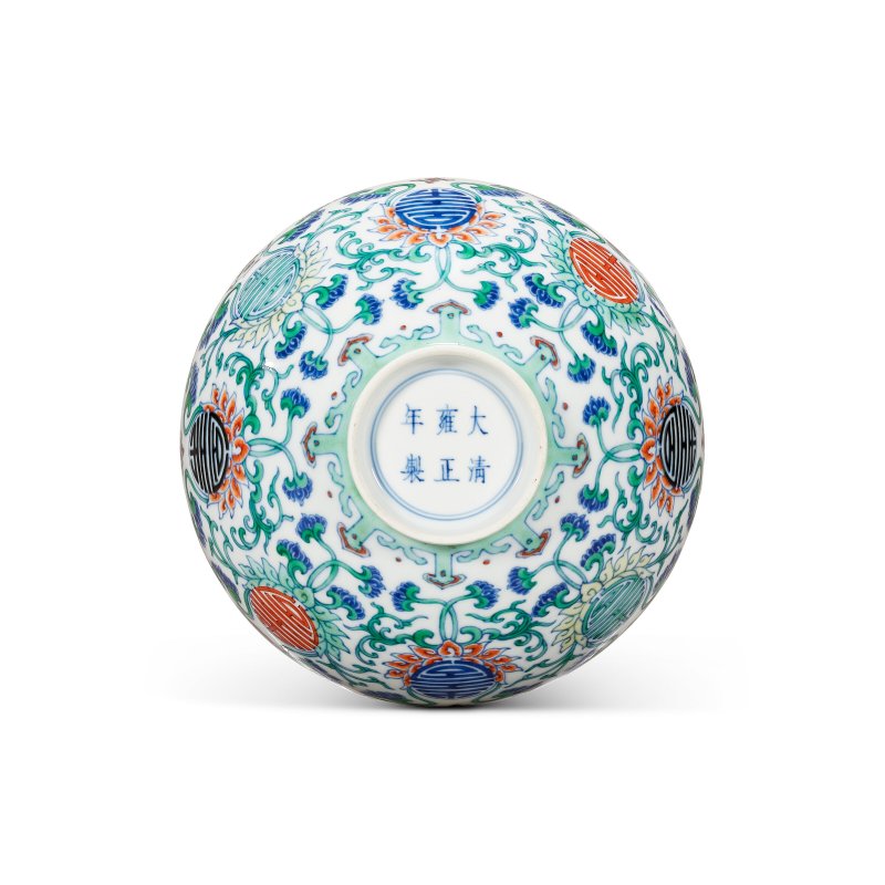 清雍正 鬥彩折枝蕃蓮捧壽紋盌 雙圈六字楷書款  YONGZHENG SIX-CHARACTER MARK IN UNDERGLAZE BLUE WITHIN A DOUBLE CIRCLE AND OF THE PERIOD (1723-1735) - 图3