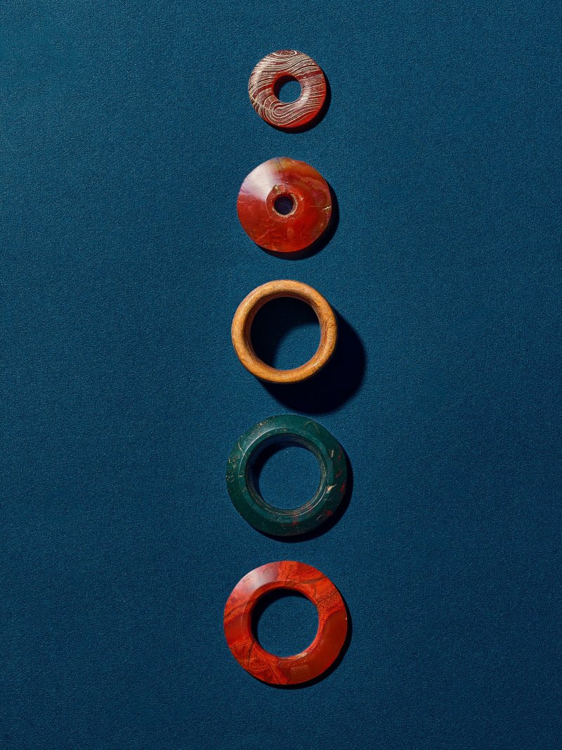 瑪瑙瑗三件及石環與骨環各一  