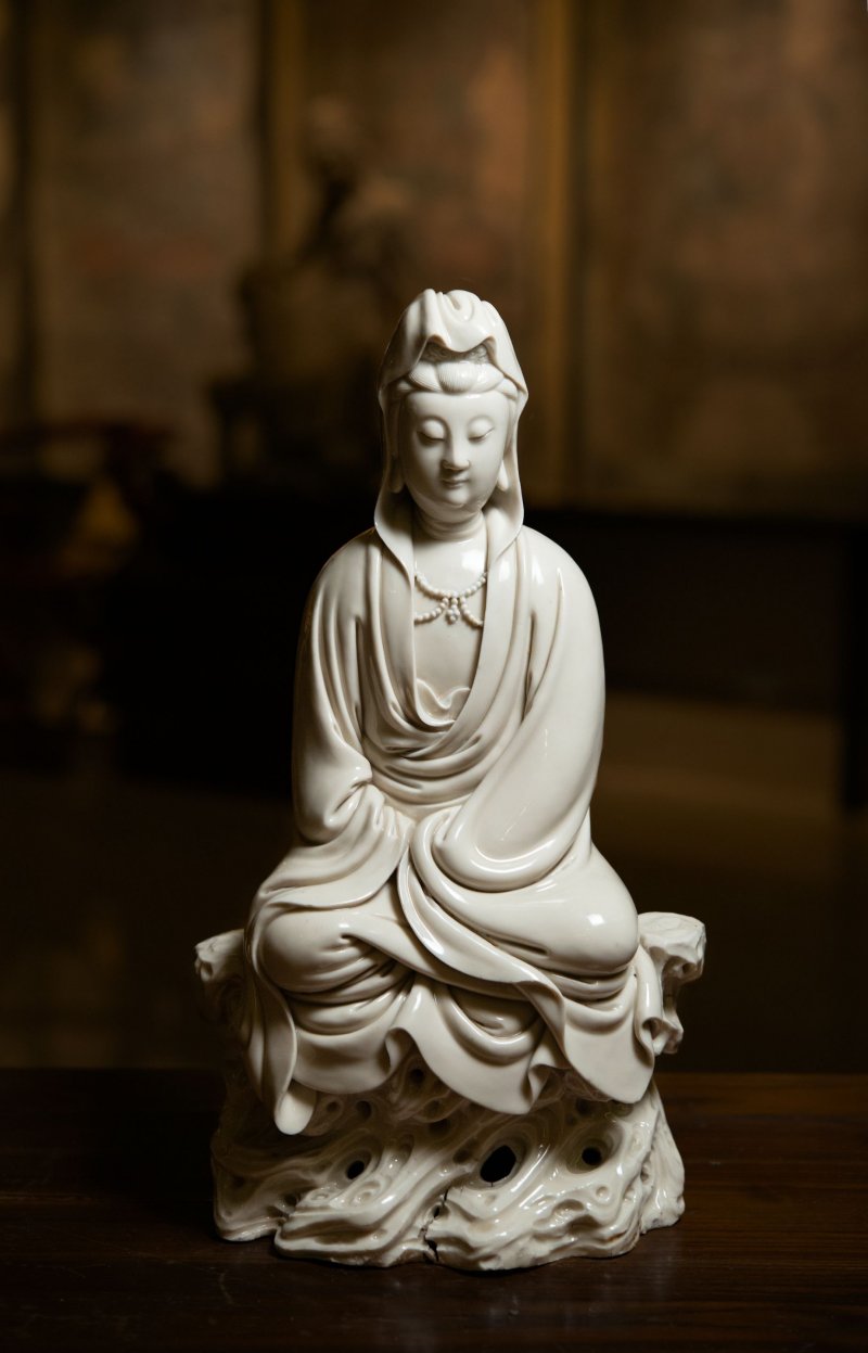 十七世紀 德化白釉坐岩觀音像 | A RARE DEHUA FIGURE OF GUANYIN - 图5