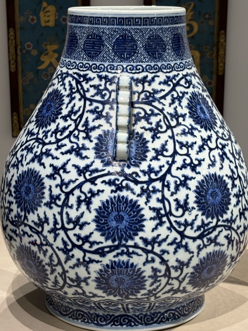 清乾隆青花纏枝蓮紋雙夔龍耳尊 - 图7