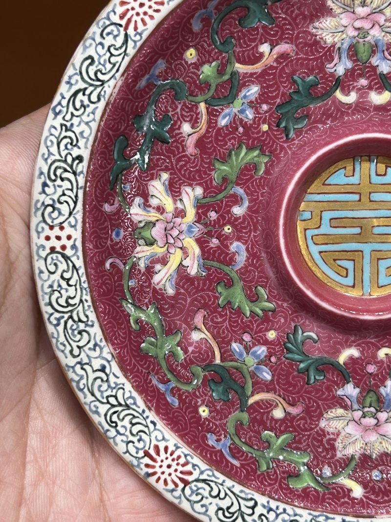 清乾隆 胭脂红地轧道洋彩缠枝宝相花纹杯及杯托（一套） - 图12