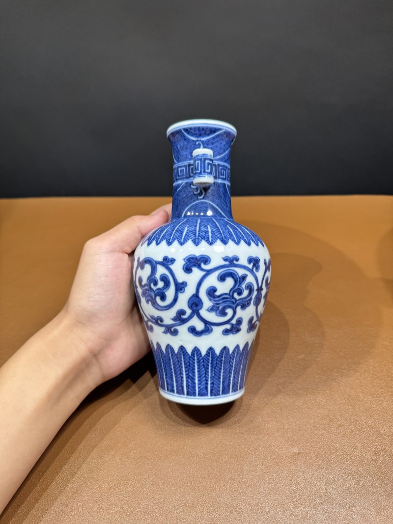 清乾隆 青花缠枝花卉纹贯耳瓶 - 图6