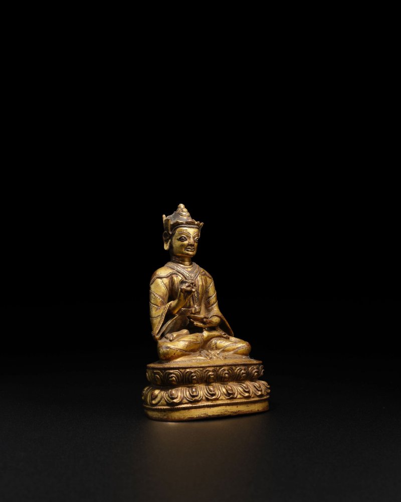 西藏 十四/十五世紀 銅鎏金蓮花生大士像 | A GILT COPPER ALLOY FIGURE OF PADMASAMBHAVA - 图6