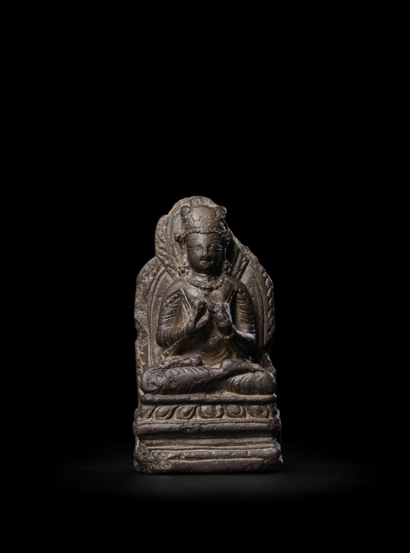 克什米爾 八世紀 寶冠佛黑石像 | A BLACK CHLORITE SHRINE TO CROWNED BUDDHA - 图3