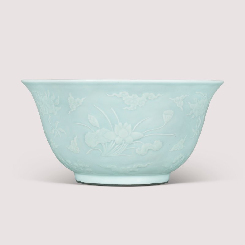 清雍正 粉青釉貼花卉三多紋大盌 六字篆書款  YONGZHENG SIX-CHARACTER SEAL MARK IN UNDERGLAZE BLUE AND OF THE PERIOD (1722-1735) - 图3