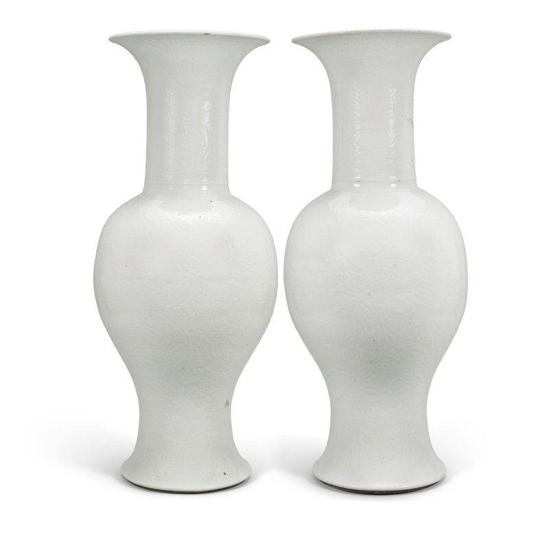 清康熙　白釉雕牡丹紋鳳尾尊一對 | A PAIR OF LARGE CARVED WHITE-GLAZED YENYEN VASES - 图3