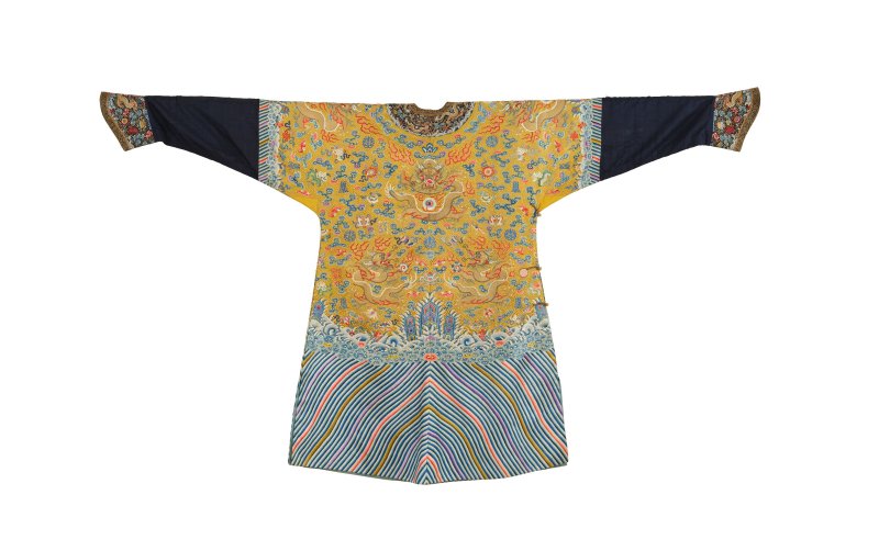 清十九世纪　明黃緞繡五彩金龍十二章紋吉服袍 | AN IMPERIAL YELLOW-GROUND EMBROIDERED SILK 'TWELVE SYMBOLS' DRAGON ROBE - 图4