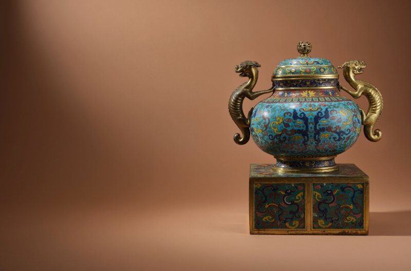 清乾隆　掐絲琺瑯仿古饕餮紋簋式蓋爐連座 | A VERY RARE CLOISONNÉ ENAMEL ARCHAISTIC VESSEL ON STAND AND COVER, GUI - 图5