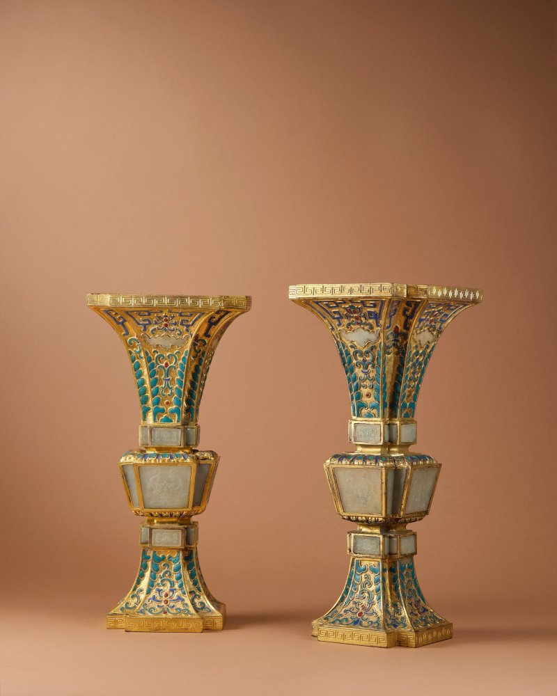 清乾隆　銅鎏金鏨胎琺瑯嵌玉倭角方觚一對 | A PAIR OF GILT-BRONZE CHAMPLEVÉ-ENAMEL JADE-INSET VASES, FANGGU - 图1