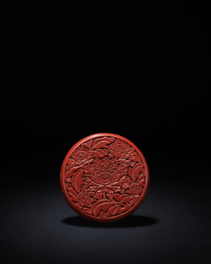 明永樂　剔紅牡丹紋蓋盒 | A RARE CARVED CINNABAR LACQUER 'PEONY' BOX AND COVER - 图1