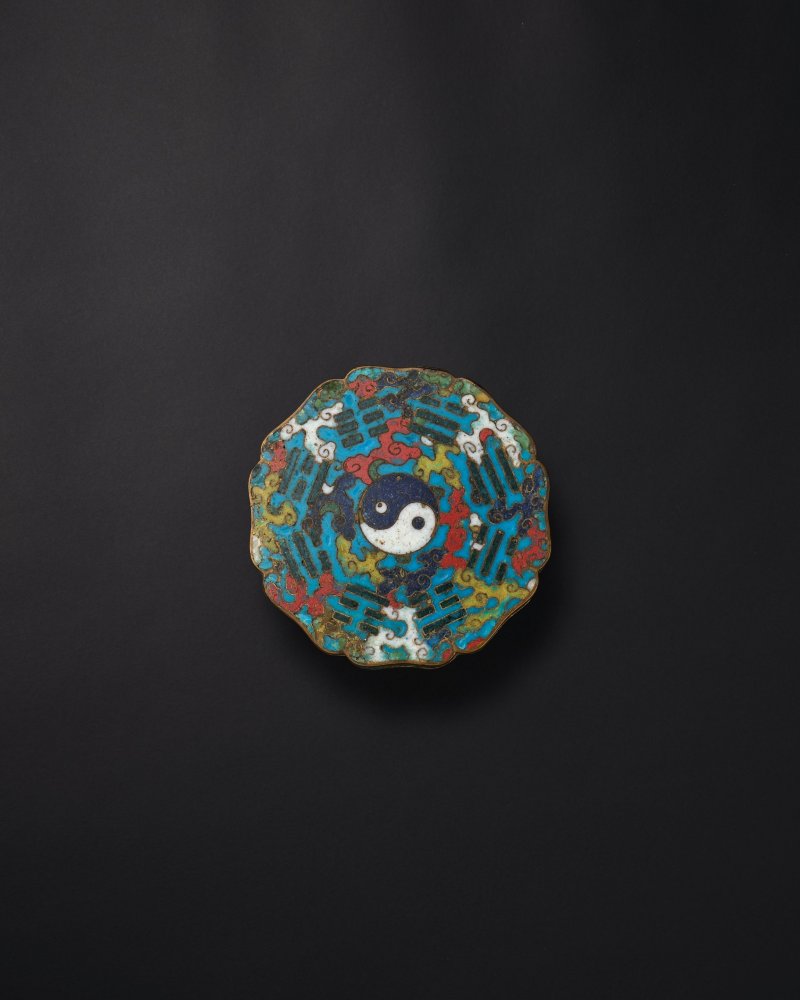 十七世紀　掐絲琺瑯太極八卦圖葵式蓋盒 | A CLOISONNÉ ENAMEL 'TRIGRAMS' BOX AND COVER - 图2