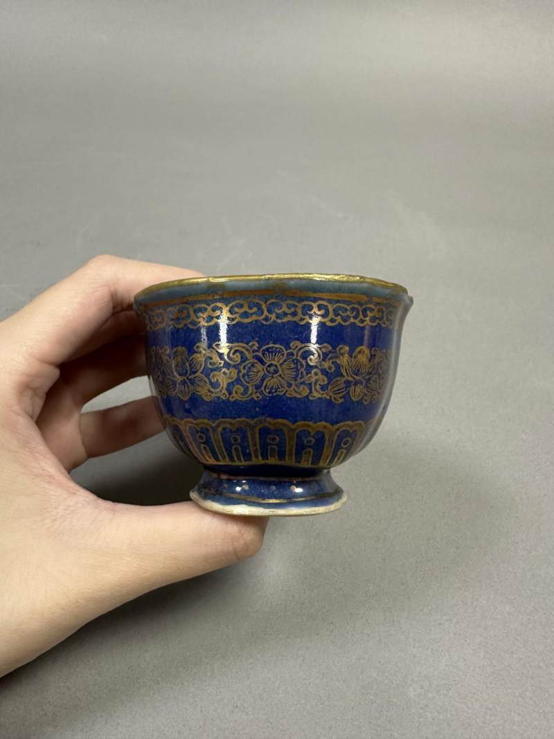    清乾隆 蓝釉描金花卉纹杯 - 图3