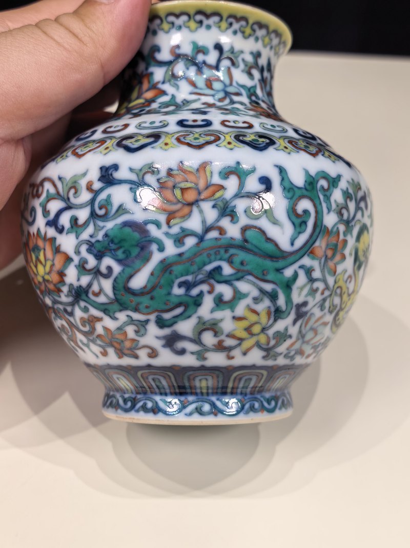 清乾隆 斗彩穿花龙纹小尊 - 图3