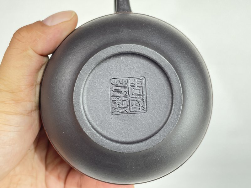 名家款紫砂壶一把 - 图4