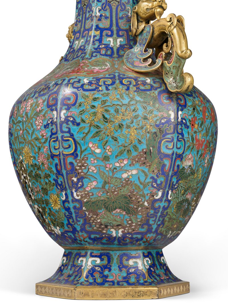 清乾隆 掐絲琺瑯花石紋鎏金銅鏤空螭龍耳六方尊  QIANLONG PERIOD (1736-1795) - 图2