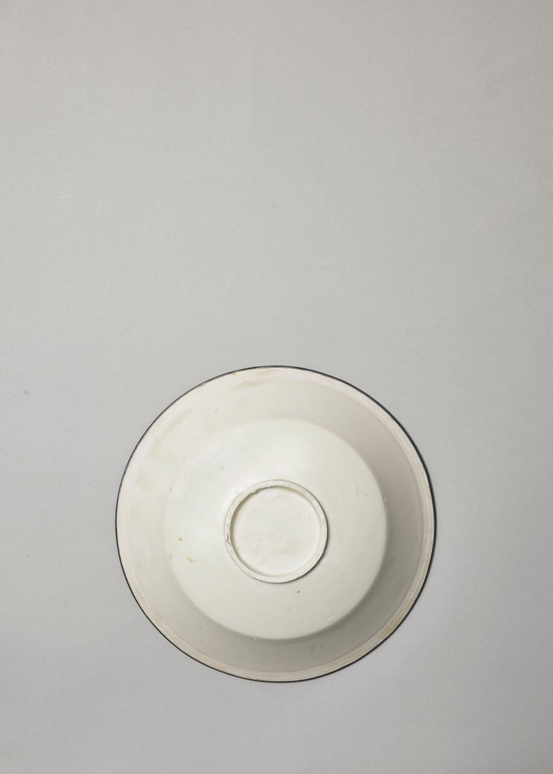 北宋　定窯刻蓮紋折腰盤 | A DING INCISED WHITE-GLAZED 'LOTUS' DISH - 图2