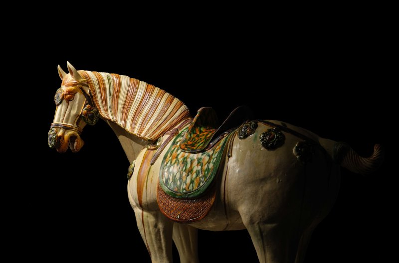 唐　三彩馬 | A MAGNIFICENT LARGE SANCAI-GLAZED CAPARISONED HORSE - 图11