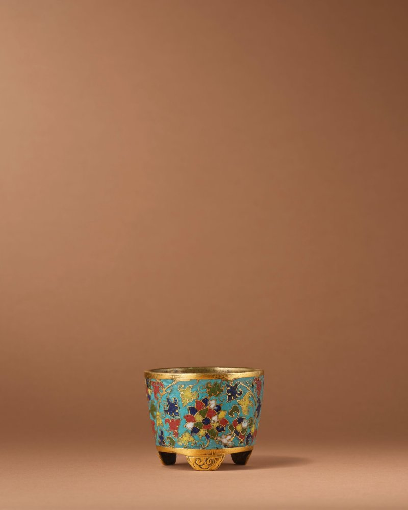 明初　掐絲琺瑯纏枝蓮紋三足小香爐 | A VERY RARE SMALL CLOISONNÉ ENAMEL TRIPOD INCENSE BURNER - 图1