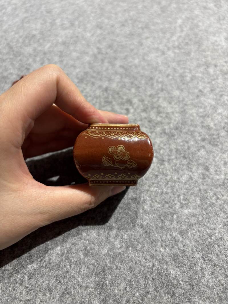    清乾隆 紫金地描金花卉纹带盖水丞 - 图6
