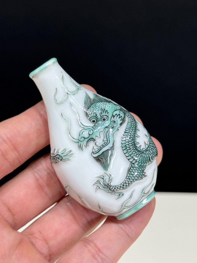 清道光 浅浮雕绿彩云龙纹鼻烟壶 - 图8