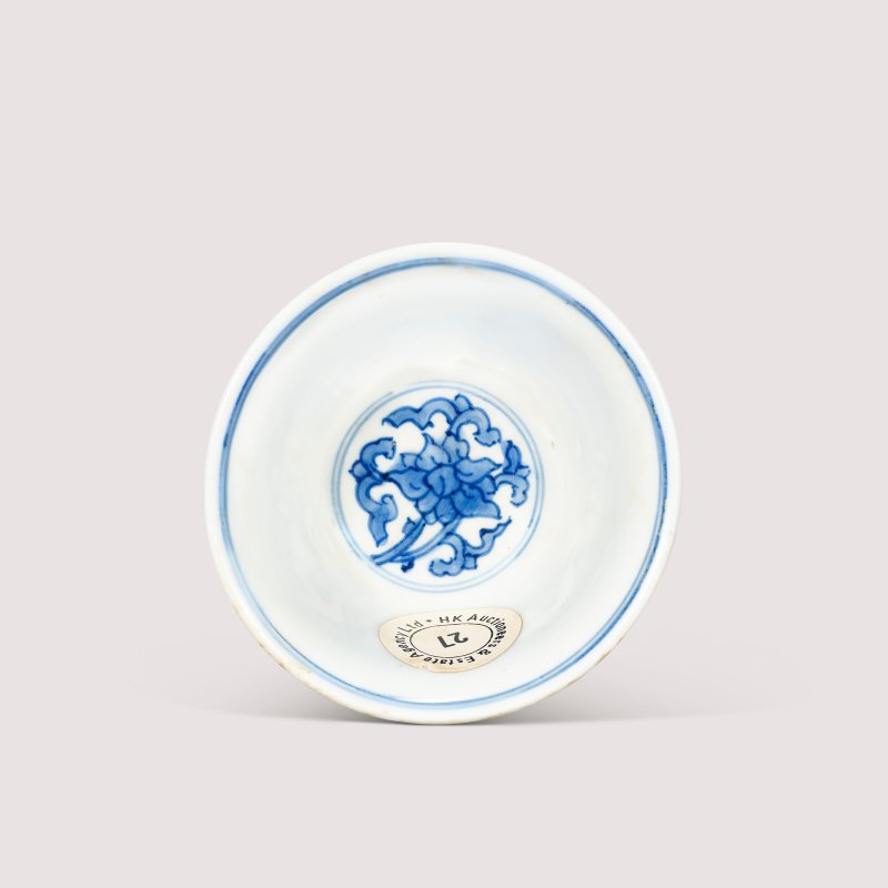 明嘉靖 青花八吉祥紋小盃 雙圈六字楷書款  JIAJING SIX-CHARACTER MARK IN UNDERGLAZE BLUE WITHIN A DOUBLE CIRCLE AND OF THE PERIOD (1522-1566) - 图3