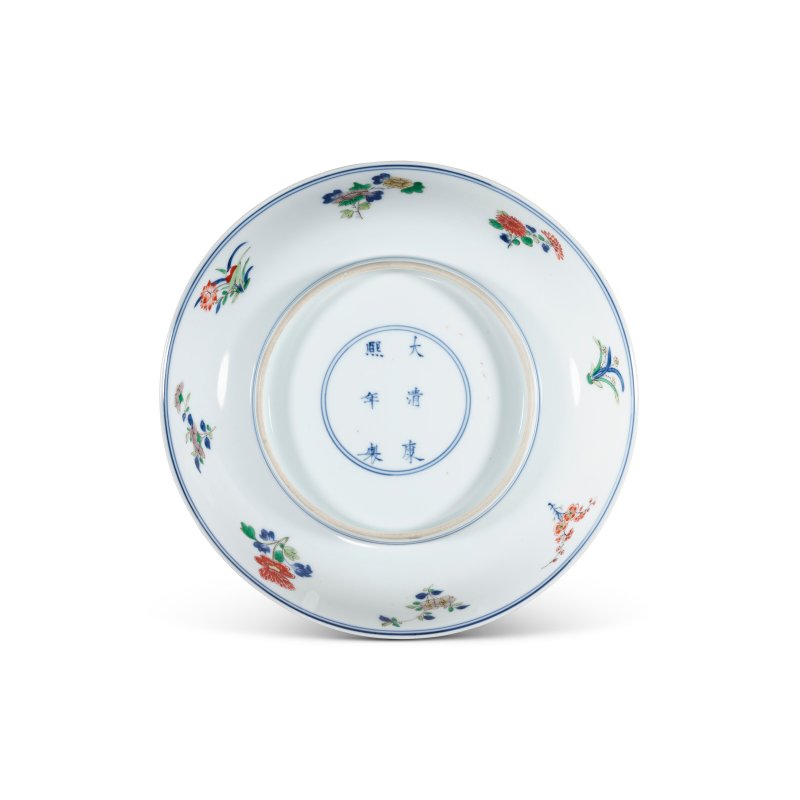 清康熙 五彩花卉紋盤 雙圈六字楷書款  KANGXI SIX-CHARACTER MARK IN UNDERGLAZE BLUE WITHIN A DOUBLE CIRCLE AND OF THE PERIOD (1662-1722) - 图2