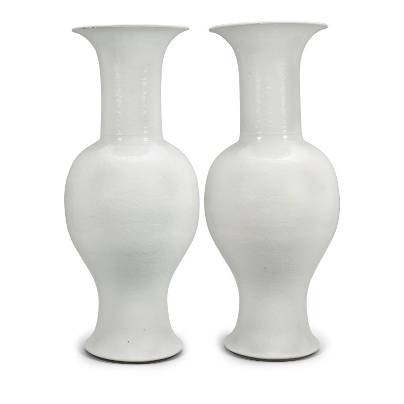 清康熙　白釉雕牡丹紋鳳尾尊一對 | A PAIR OF LARGE CARVED WHITE-GLAZED YENYEN VASES - 图4
