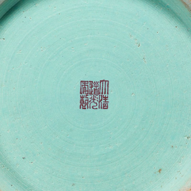 晚清/民國　藍地粉彩軋道雲龍紋瓶 | A LARGE BLUE-GROUND SGRAFFIATO FAMILLE ROSE 'DRAGON' VASE - 图3